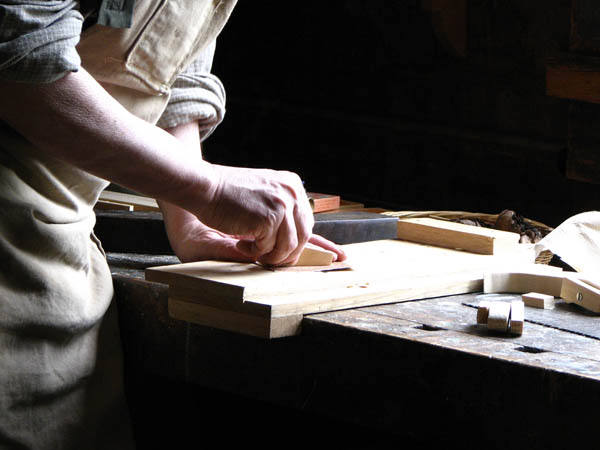 Nuestro equipo de profesionales cuenta  con muchos años de contrastada <strong>experiencia</strong> en el sector de la <strong>carpintería de madera en Aroche</strong>.
